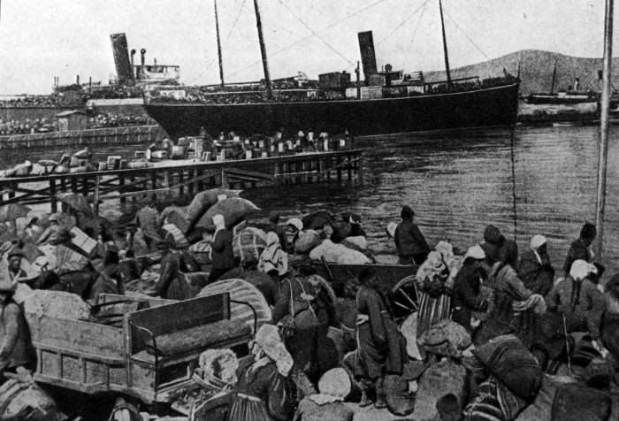 149. Το ελληνικό πλοίο Κωνσταντινούπολις μεταφέρει πρόσφυγες